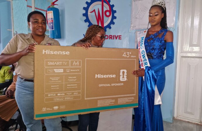 Miss Gweru 2026 receives prize from Wackdrive Group